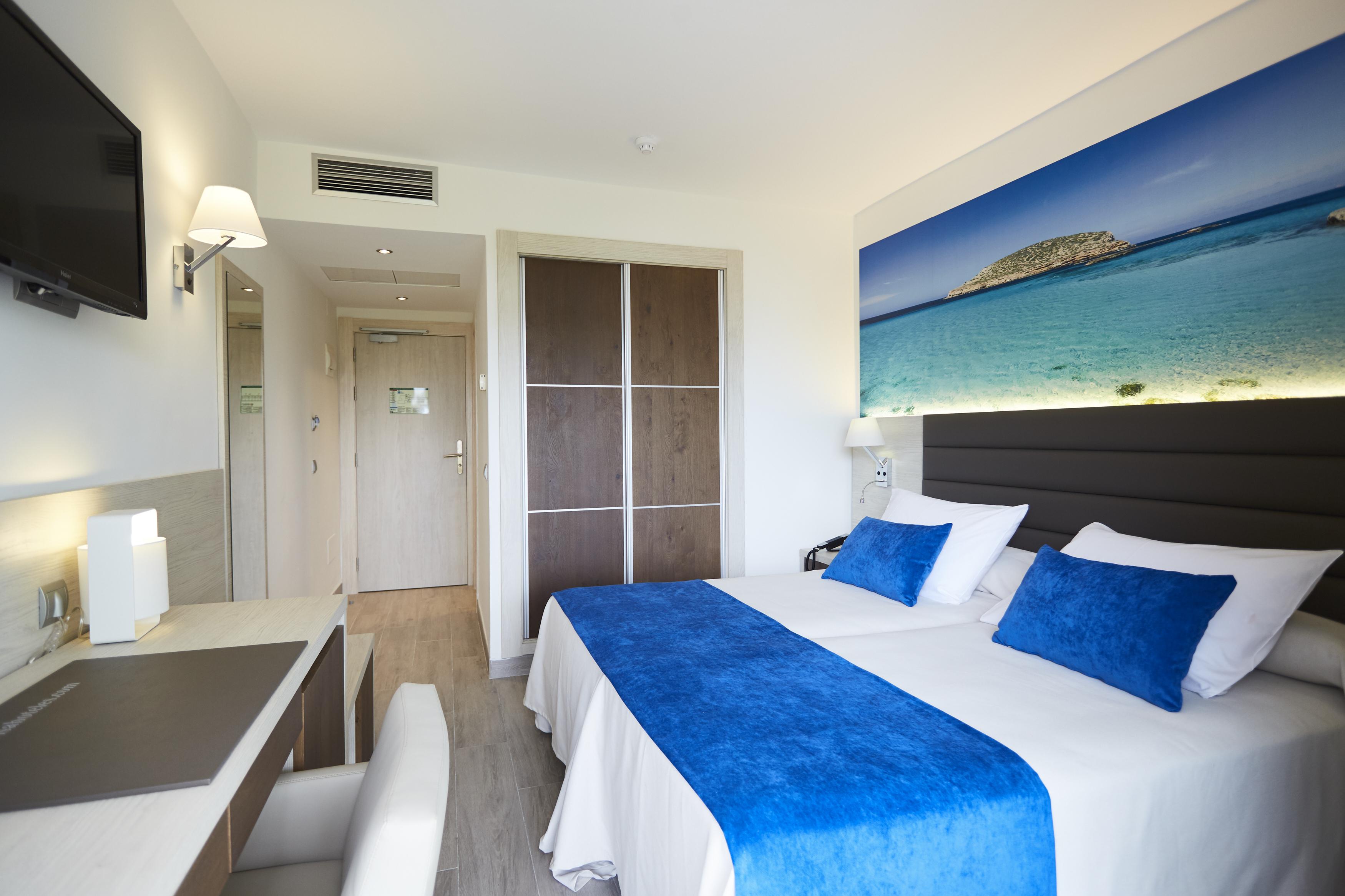 Invisa Hotel Club Cala Blanca Playa DPlaya Des Figueral Esterno foto