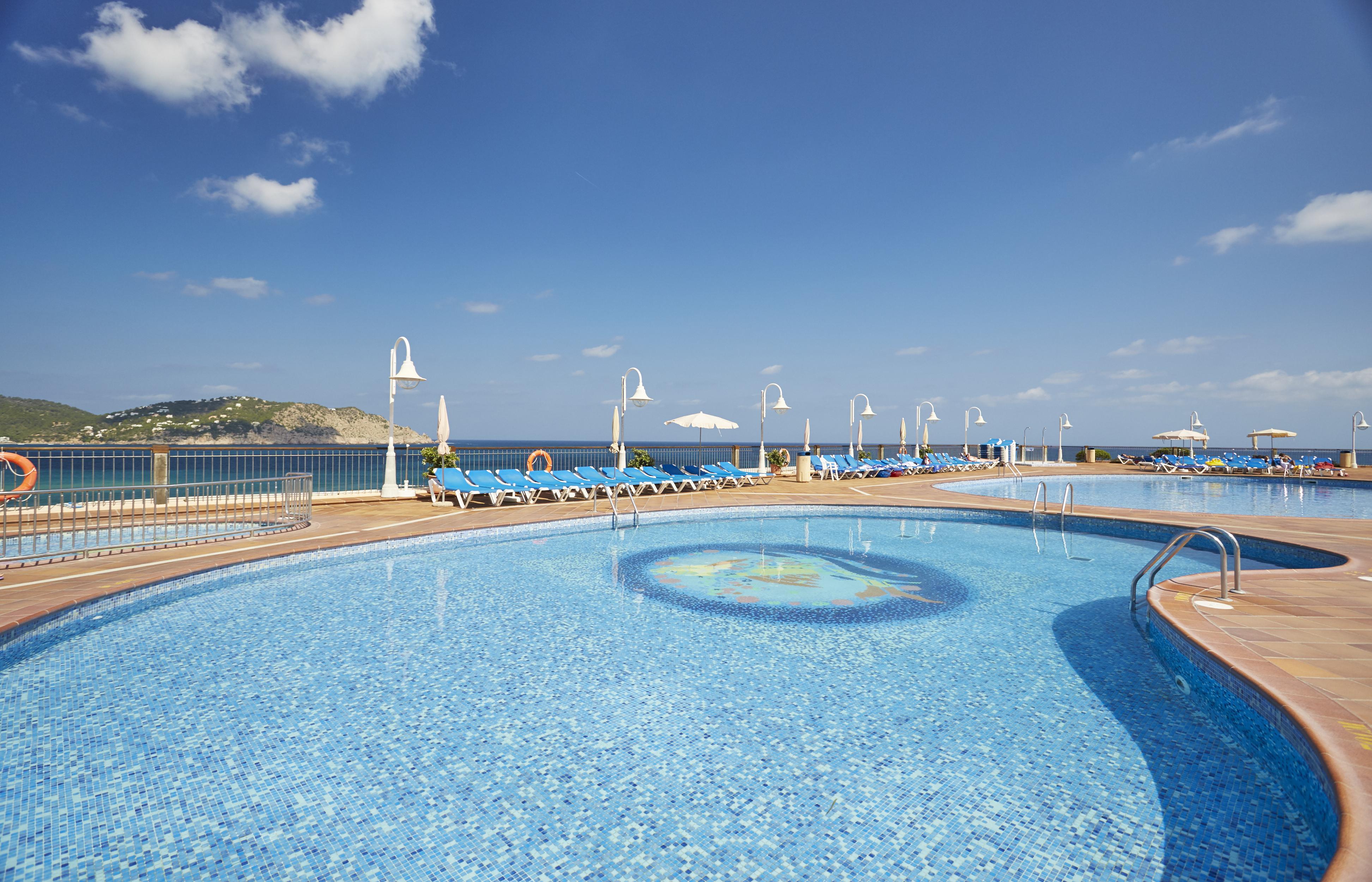 Invisa Hotel Club Cala Blanca Playa DPlaya Des Figueral Esterno foto