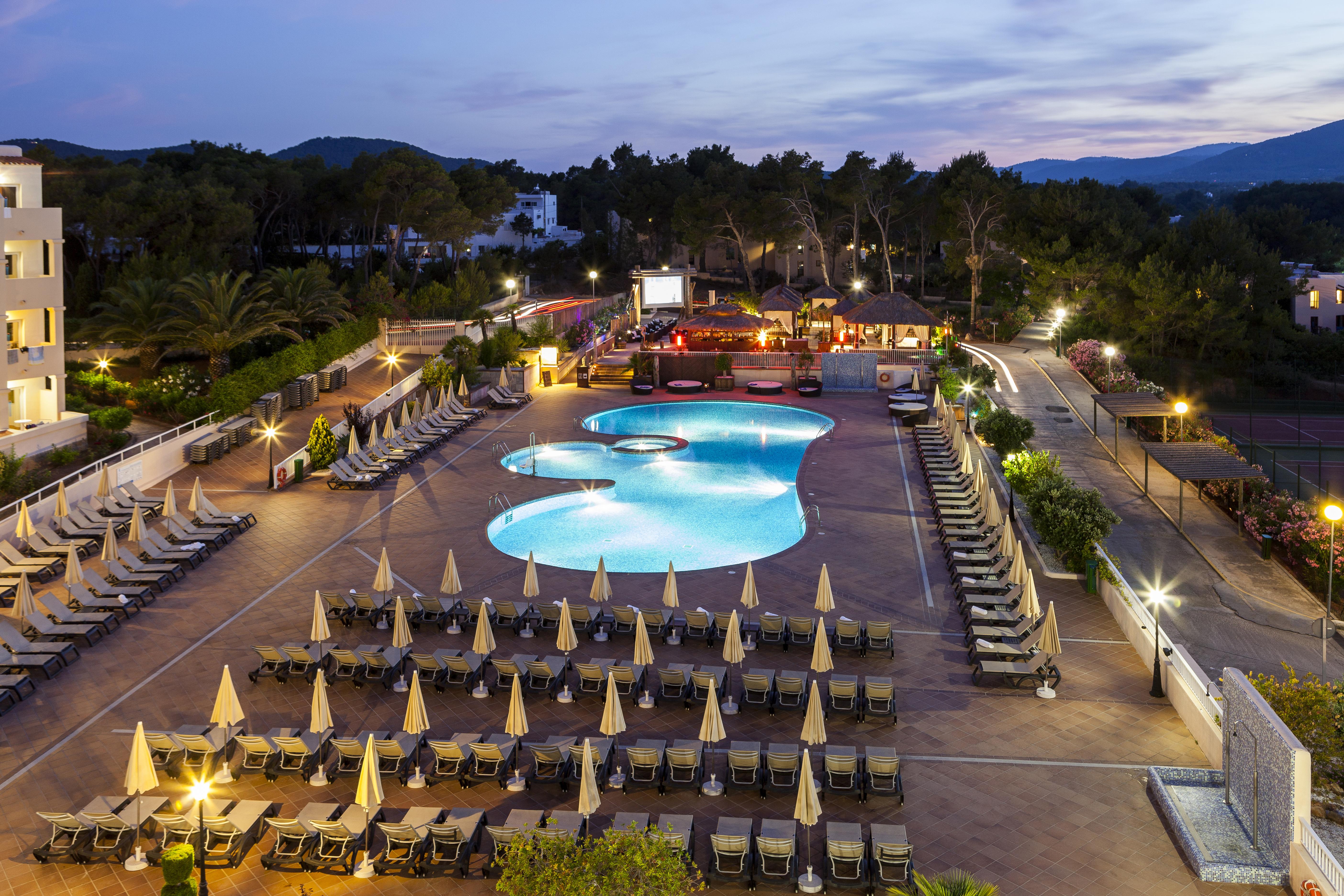 Invisa Hotel Club Cala Blanca Playa DPlaya Des Figueral Esterno foto