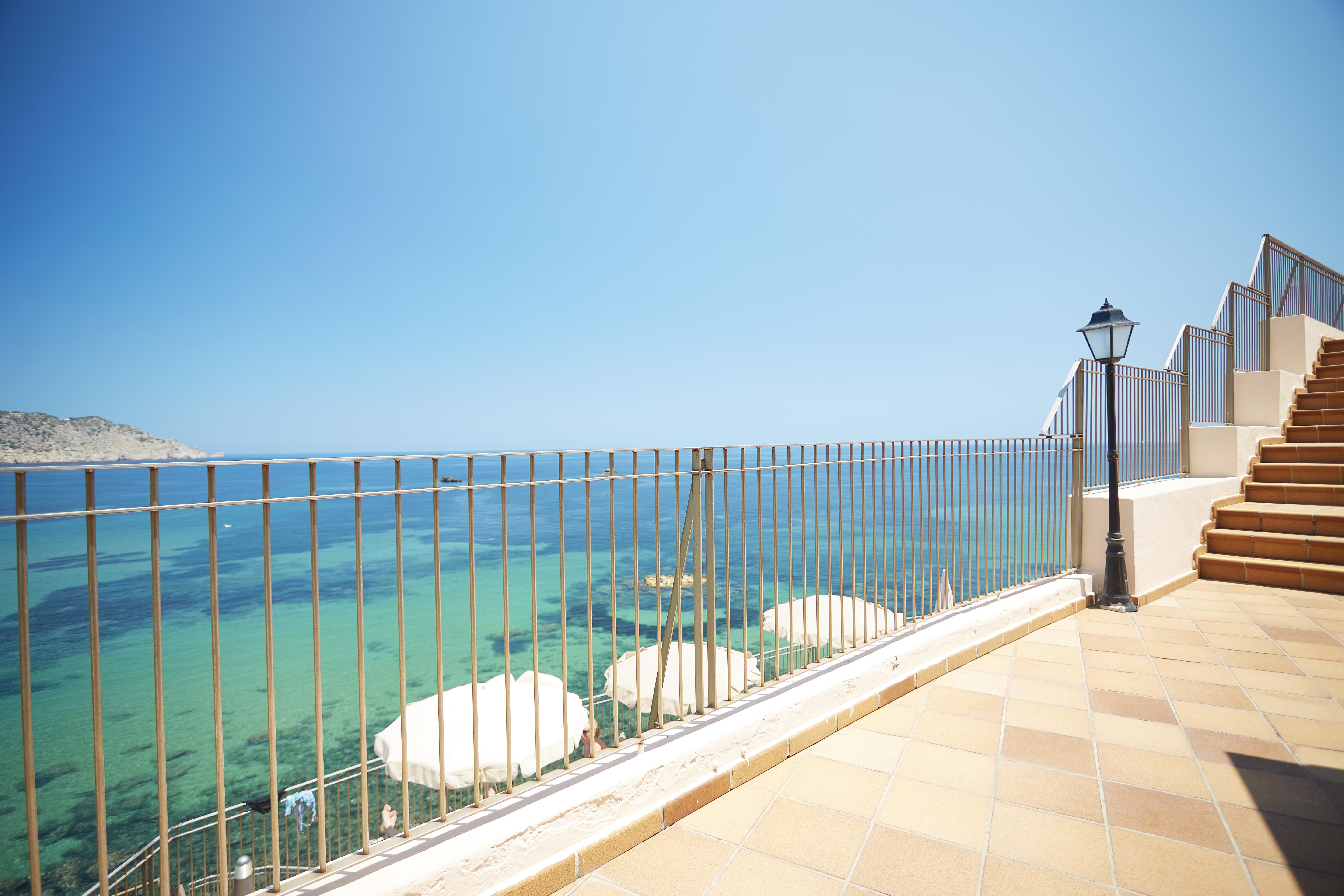 Invisa Hotel Club Cala Blanca Playa DPlaya Des Figueral Esterno foto