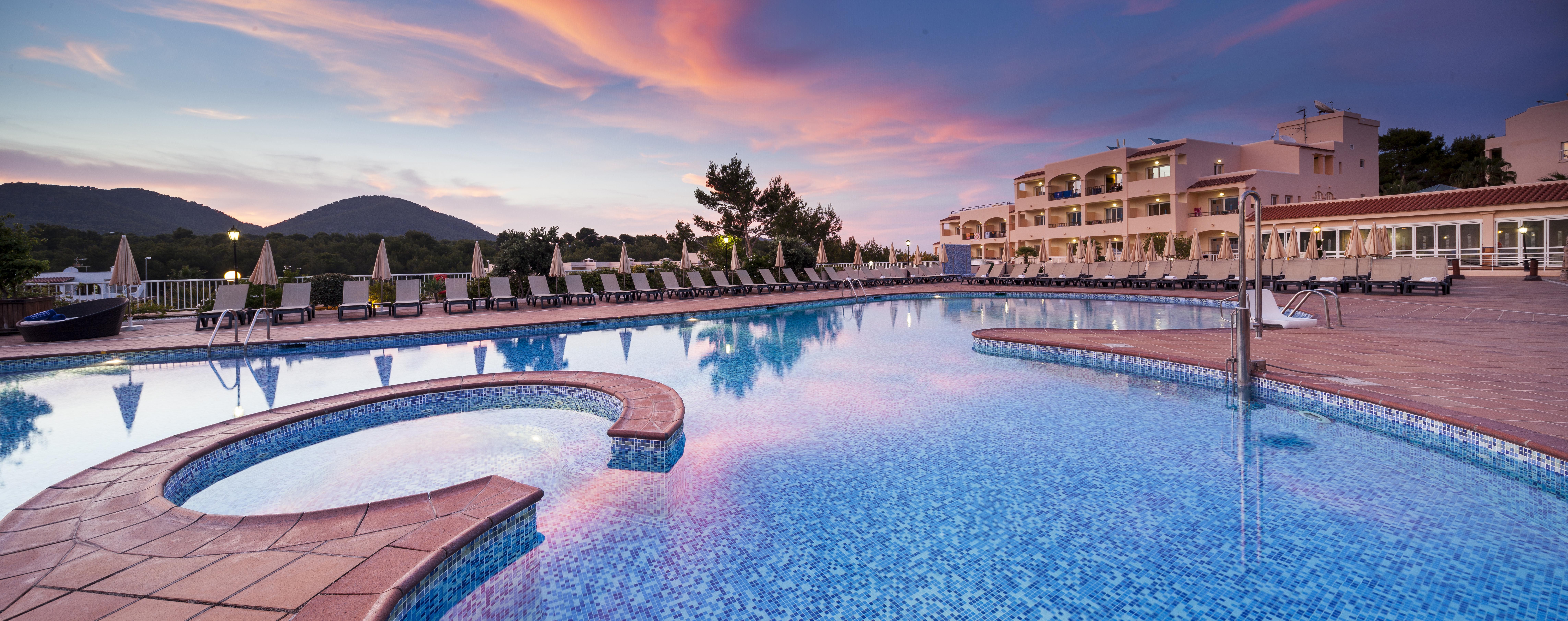 Invisa Hotel Club Cala Blanca Playa DPlaya Des Figueral Esterno foto