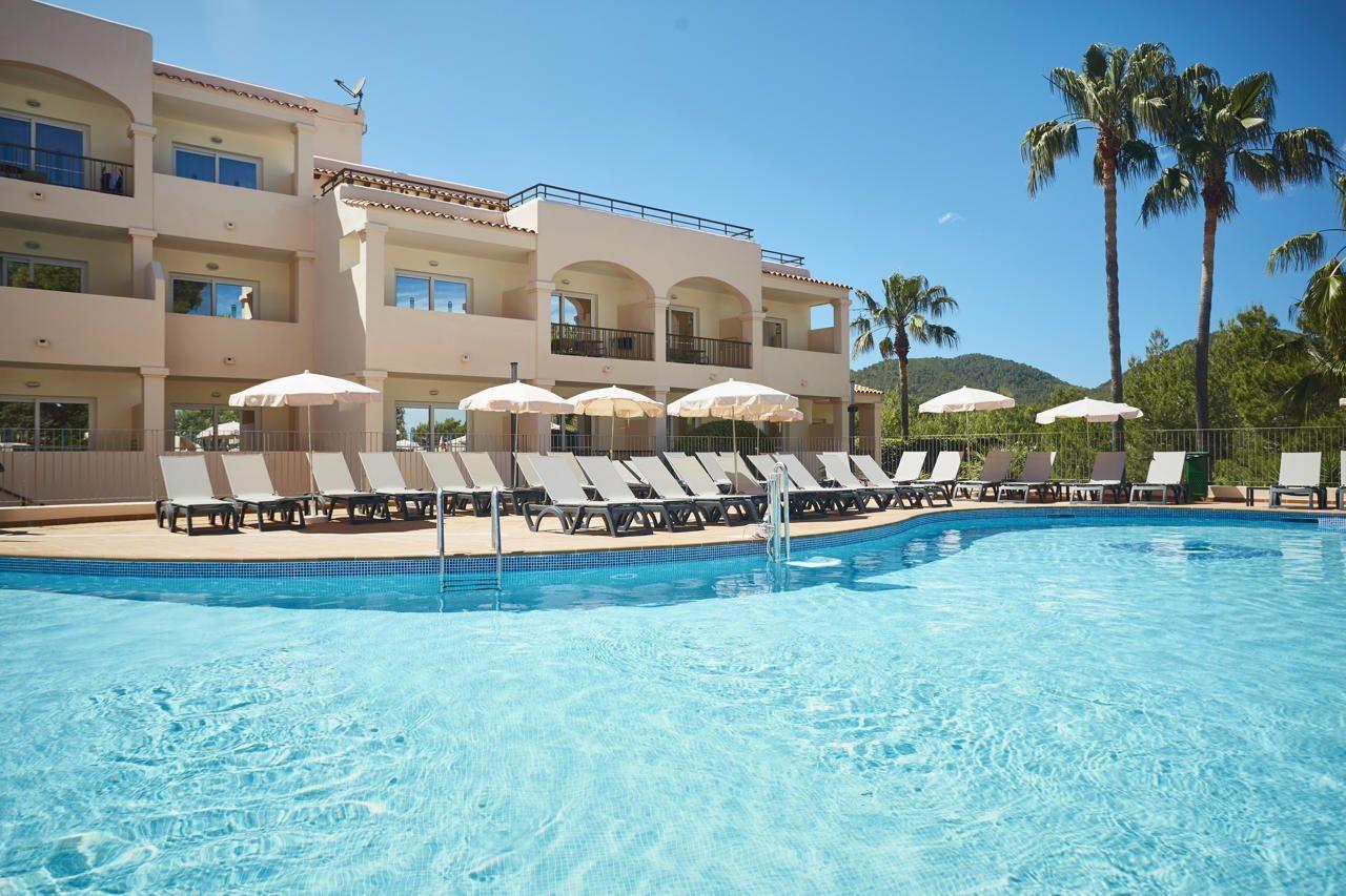 Invisa Hotel Club Cala Blanca Playa DPlaya Des Figueral Esterno foto