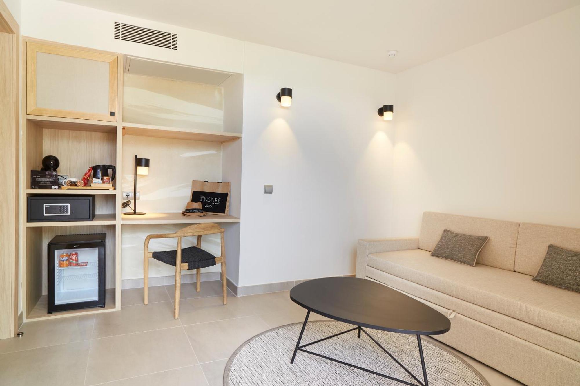 Invisa Hotel Club Cala Blanca Playa DPlaya Des Figueral Esterno foto