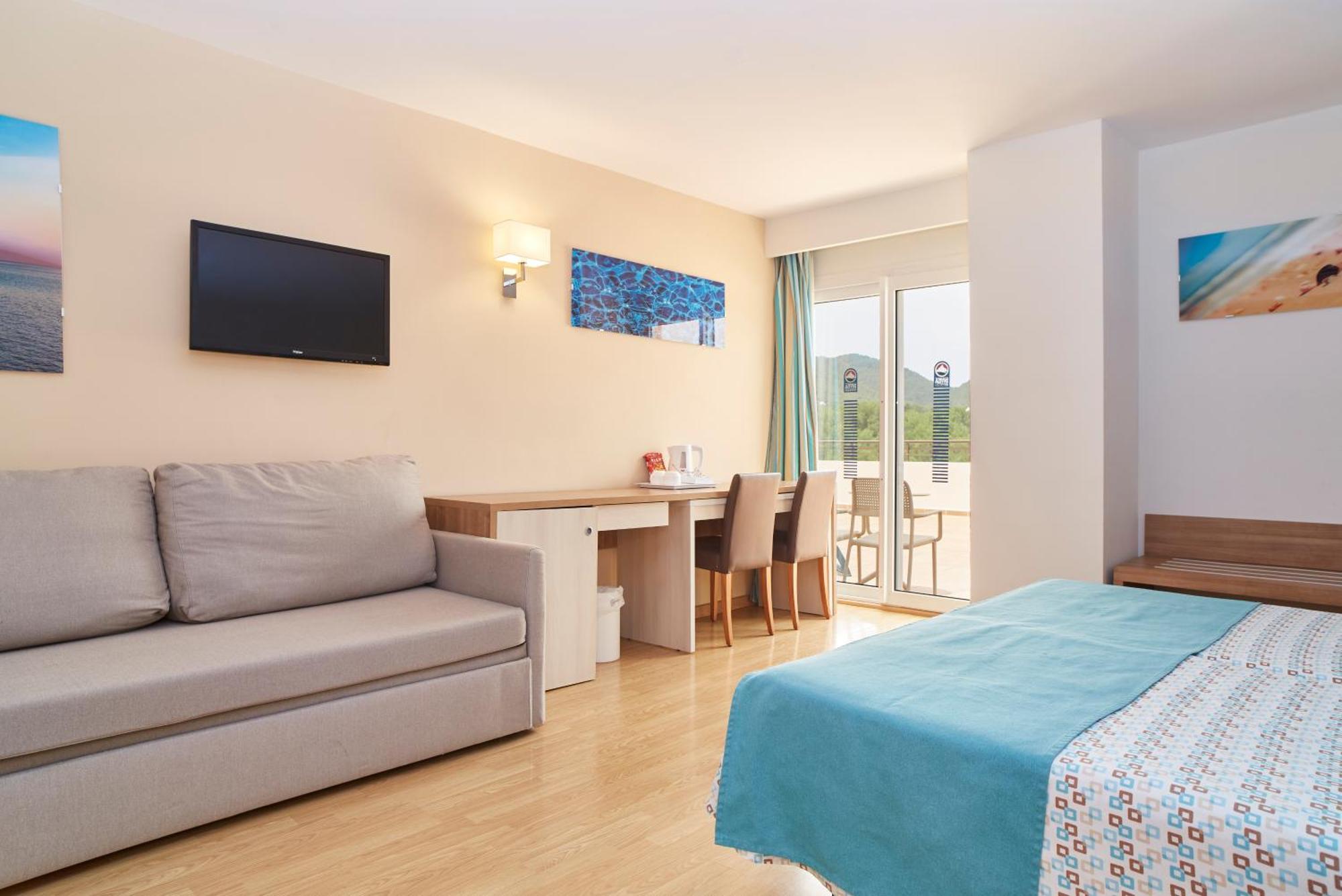 Invisa Hotel Club Cala Blanca Playa DPlaya Des Figueral Esterno foto