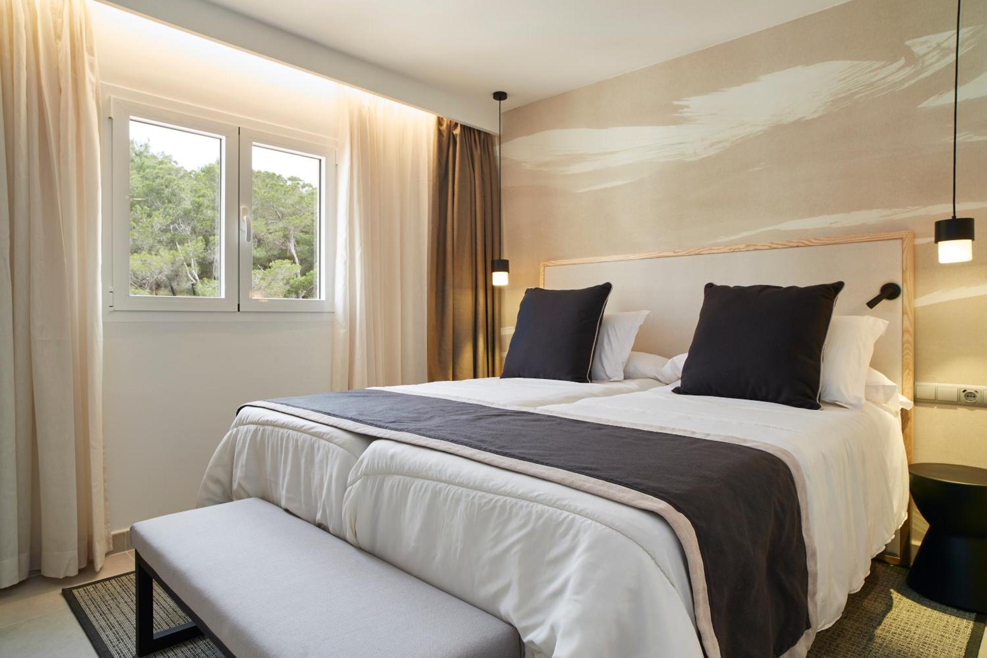 Invisa Hotel Club Cala Blanca Playa DPlaya Des Figueral Esterno foto