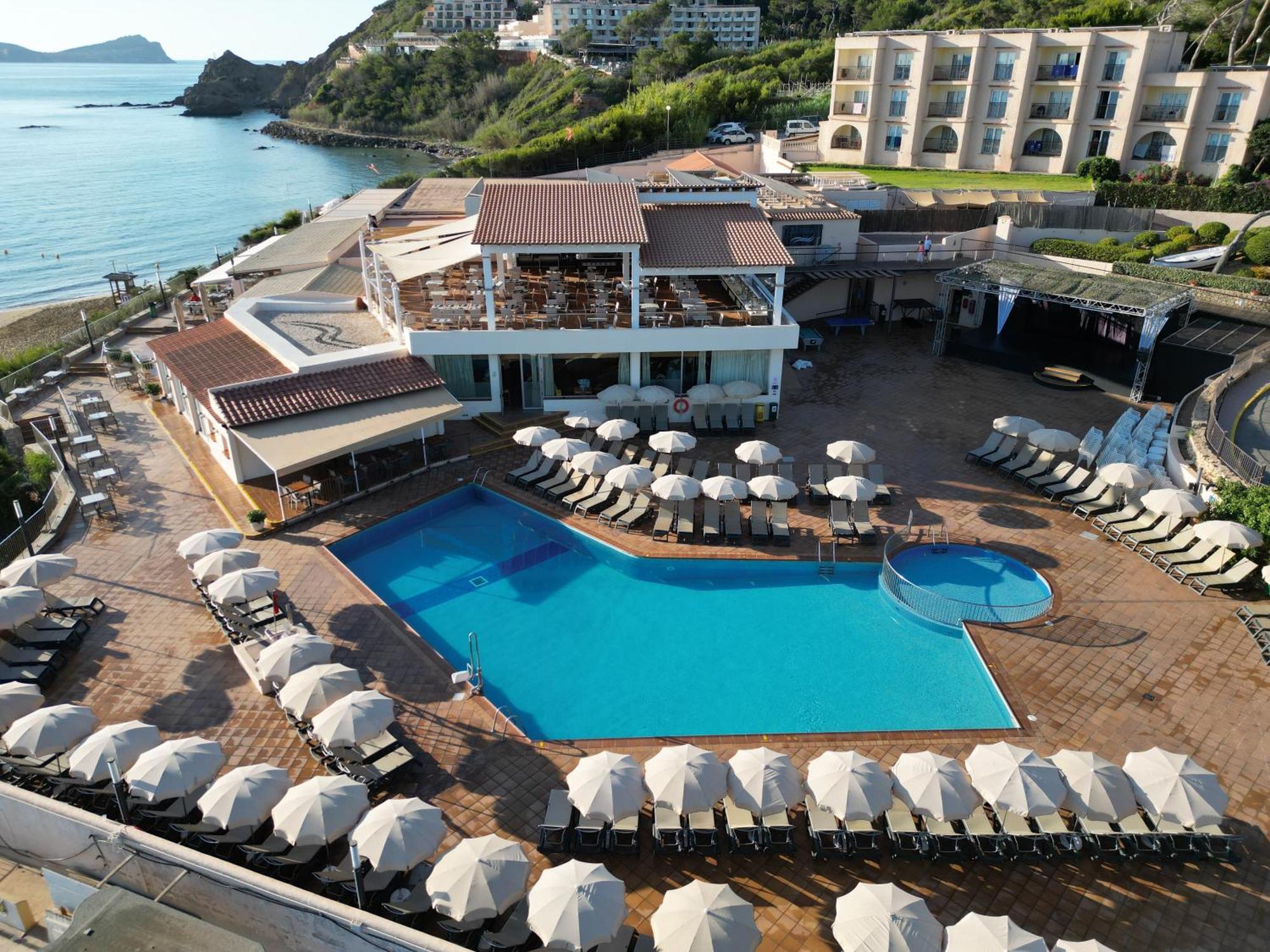 Invisa Hotel Club Cala Blanca Playa DPlaya Des Figueral Esterno foto