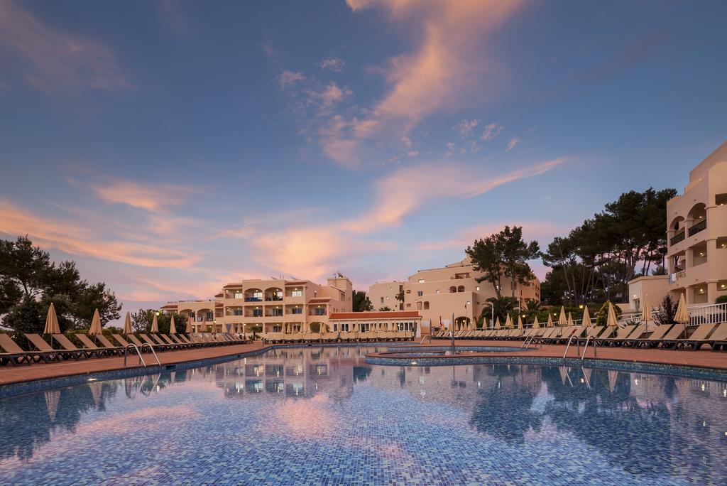 Invisa Hotel Club Cala Blanca Playa DPlaya Des Figueral Esterno foto