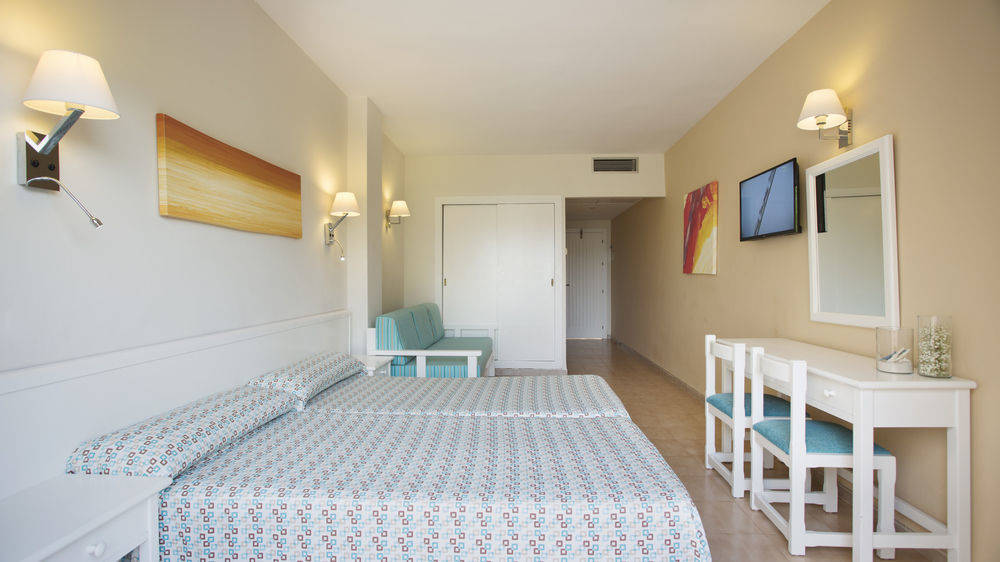 Invisa Hotel Club Cala Blanca Playa DPlaya Des Figueral Esterno foto